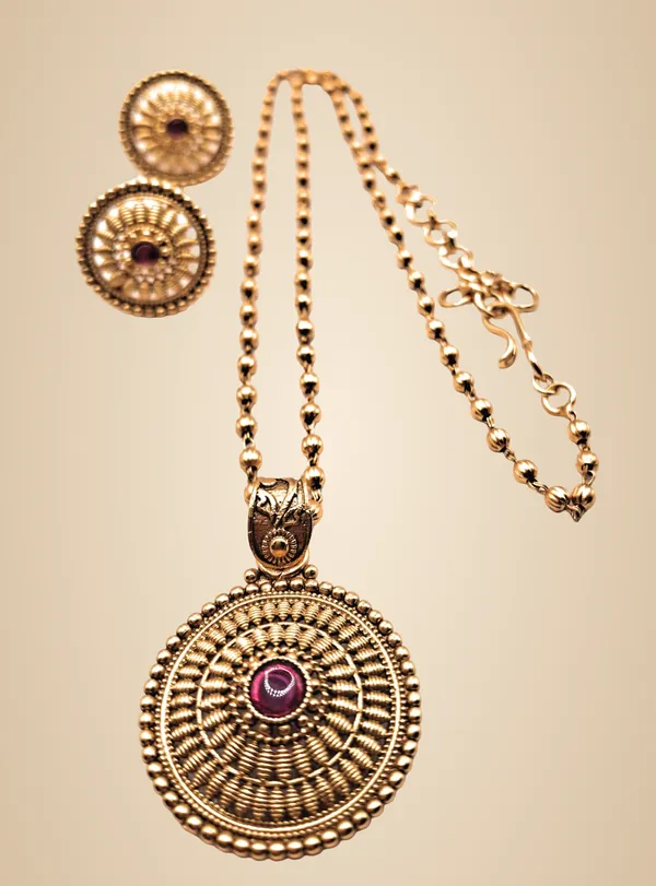 Gold_Polished_Alloy_And_Gold_Plated_Premium_Pendant_Set_For_Women