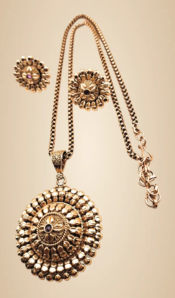 Gold_Polished_Alloy_And_Gold_Plated_Premium_Pendant_Set_For_Women