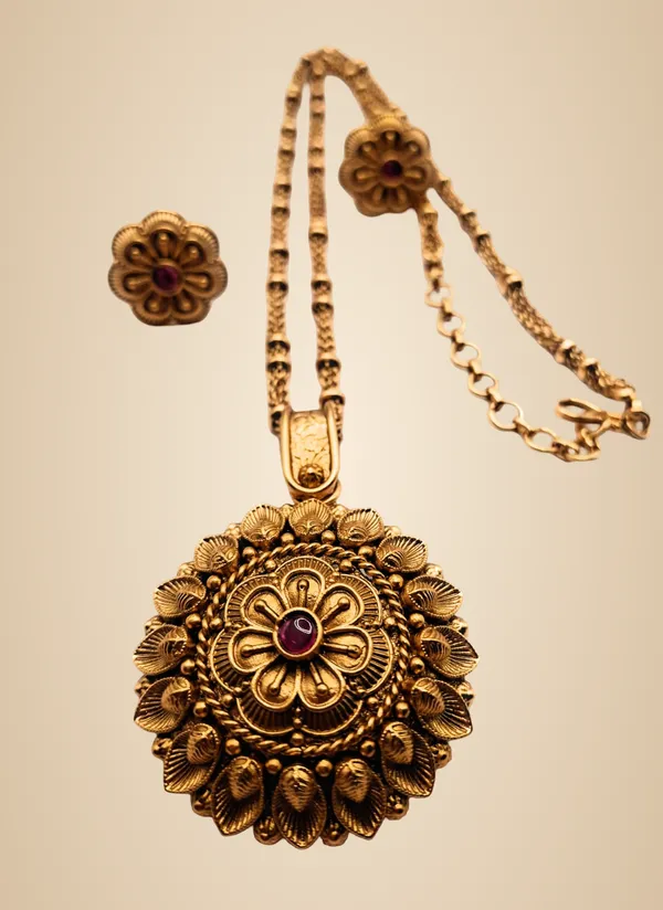 Gold_Alloy_And_Gold_Plated_Premium_Pendant_Set_For_Women