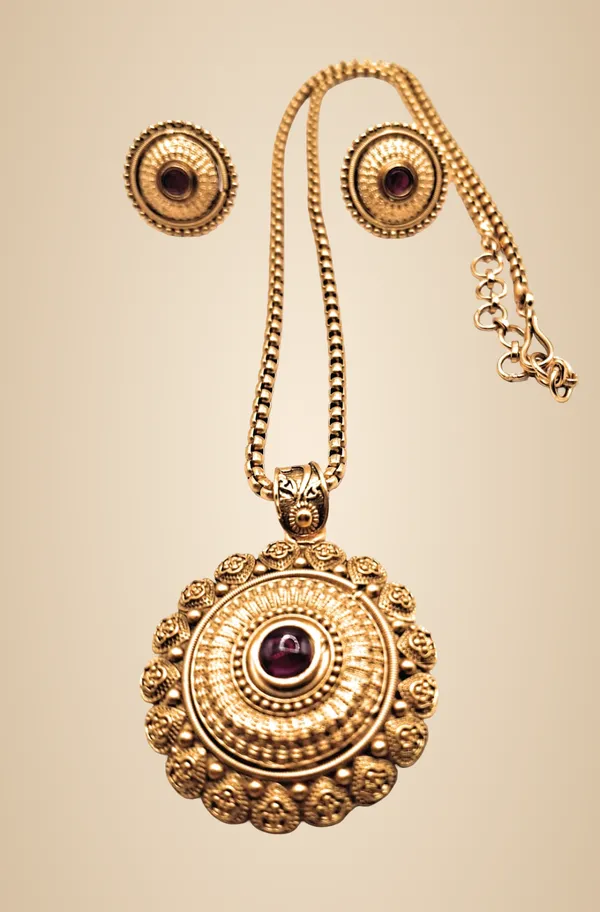 Gold_Polished_Alloy_And_Gold_Plated_Premium_Pendant_Set_For_Women