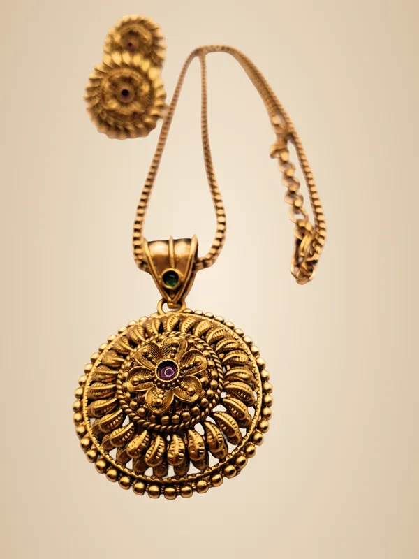 Gold_Polished_Alloy_And_Gold_Plated_Premium_Pendant_Set_For_Women
