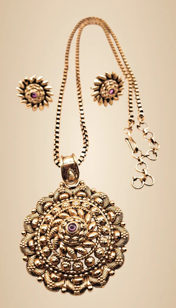 Gold_Alloy_And_Gold_Plated_Premium_Pendant_Set_For_Women