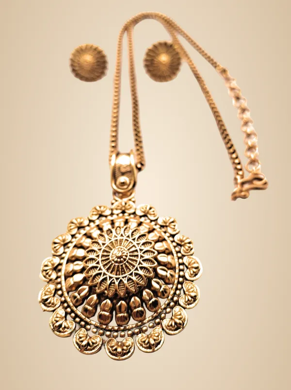 Gold_Polished_Alloy_And_Gold_Plated_And_Antique_Finish_Premium_Pendant_Set_For_Women