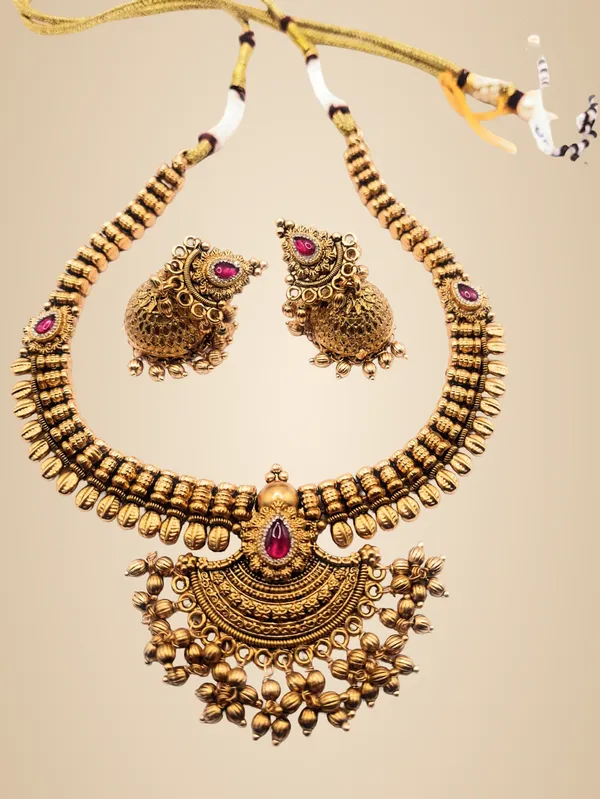 Gold_Alloy_And_Gold_Plated_Premium_Jewellery_Set_For_Women
