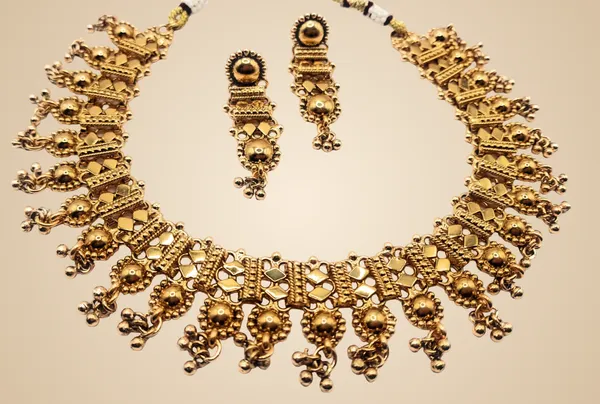 Gold_Alloy_And_Gold_Plated_Premium_Necklace_Set_For_Women