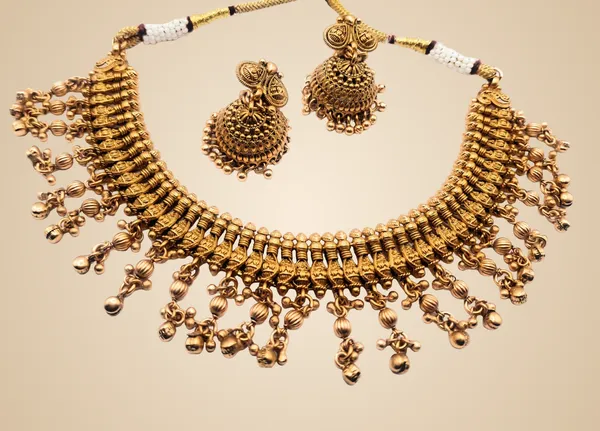 Gold_Alloy_And_Gold_Plated_Premium_Jewellery_Set_For_Women