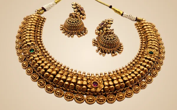 Gold_Alloy_And_Gold_Plated_Premium_Choker_Set_For_Women