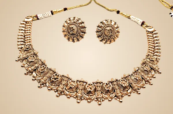 Gold_Alloy_And_Gold_Plated_Premium_Jewellery_Set_For_Women