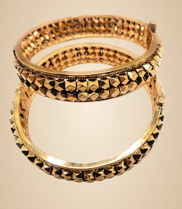 Gold_Polished_Alloy_And_Gold_Plated_Premium_Bangles_For_Women
