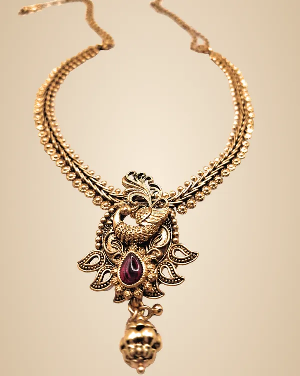 Gold_Alloy_And_Gold_Plated_Premium_Pendant_Set_For_Women