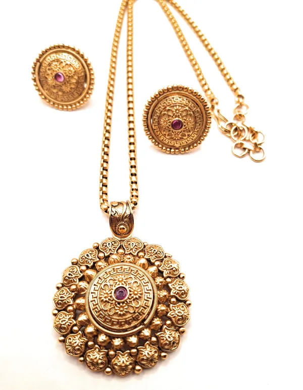 Gold_Alloy_And_Gold_Plated_Premium_Pendant_Set_For_Women