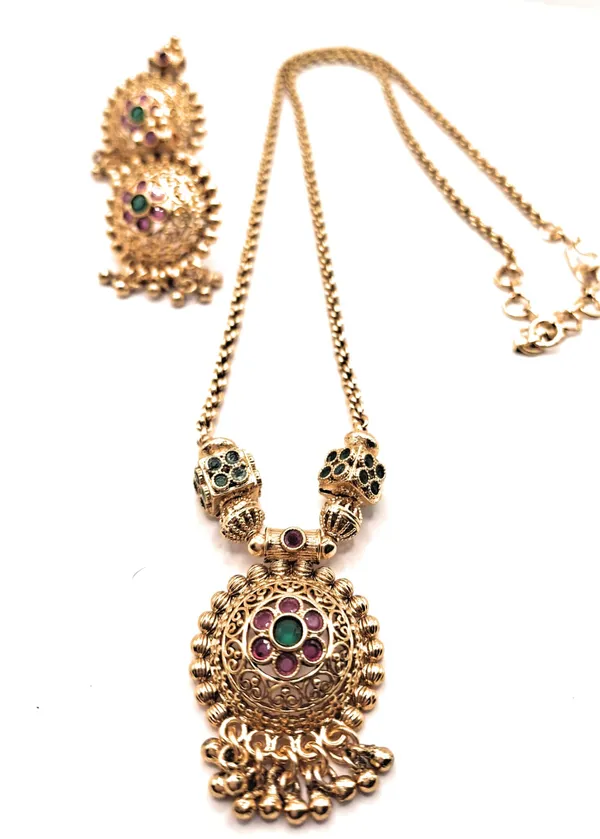 Gold_Alloy_And_Gold_Plated_And_Artificial_Stones_Premium_Pendant_Set_For_Women