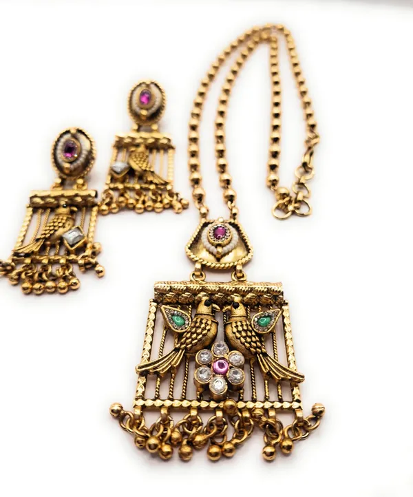 Red_Alloy_And_Gold_Plated_Premium_Pendant_Set_For_Women