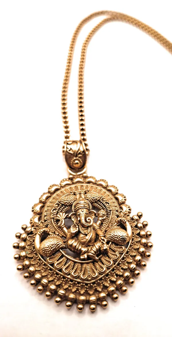 Gold_Polished_Alloy_And_Gold_Plated_Premium_Pendant_Set_For_Women