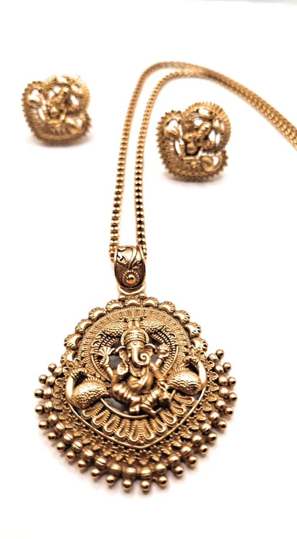 Gold_Polished_Alloy_And_Gold_Plated_Premium_Pendant_Set_For_Women