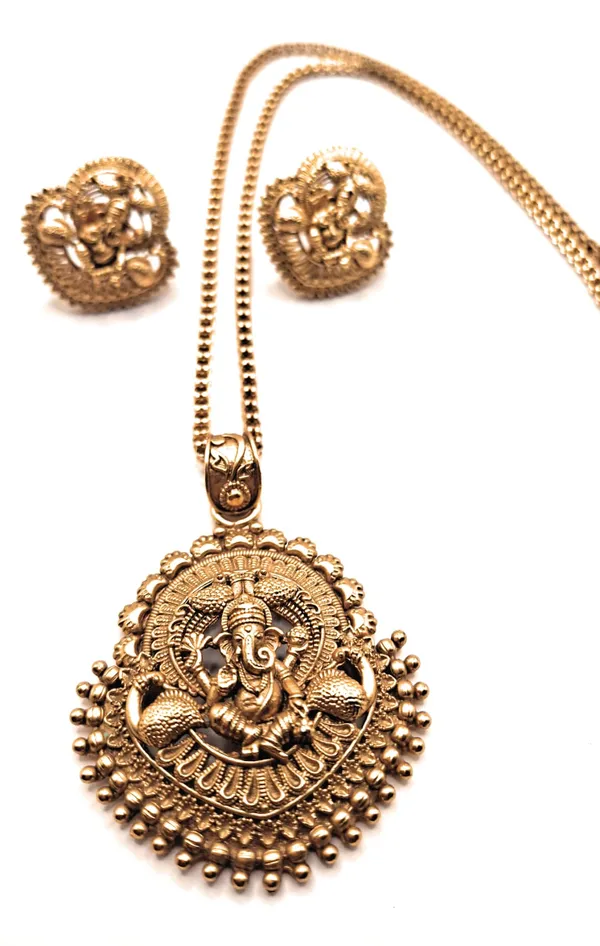 Gold_Polished_Alloy_And_Gold_Plated_Premium_Pendant_Set_For_Women
