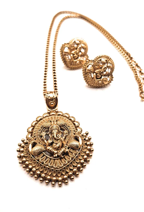 Gold_Polished_Alloy_And_Gold_Plated_Premium_Pendant_Set_For_Women