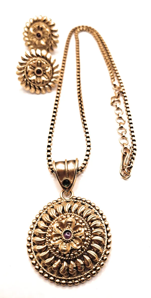 Gold_Polished_Alloy_And_Gold_Plated_Premium_Pendant_Set_For_Women