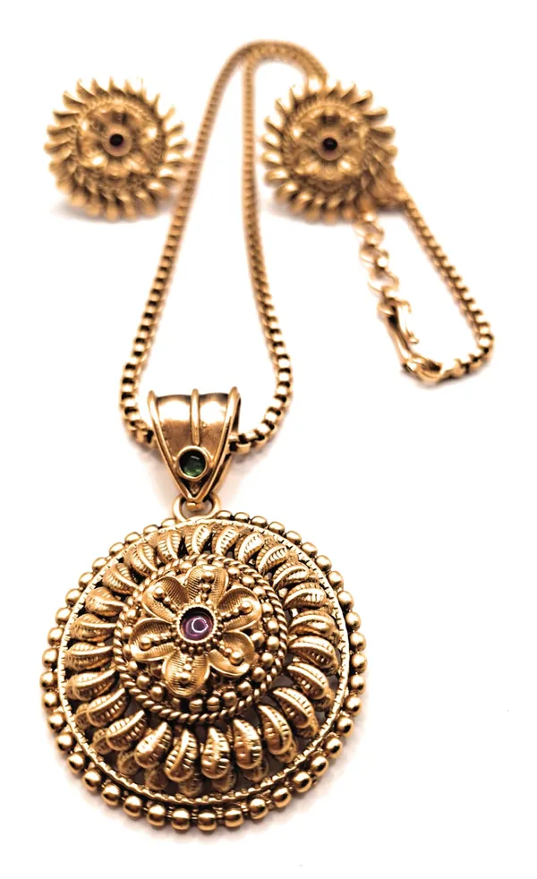 Gold_Polished_Alloy_And_Gold_Plated_Premium_Pendant_Set_For_Women
