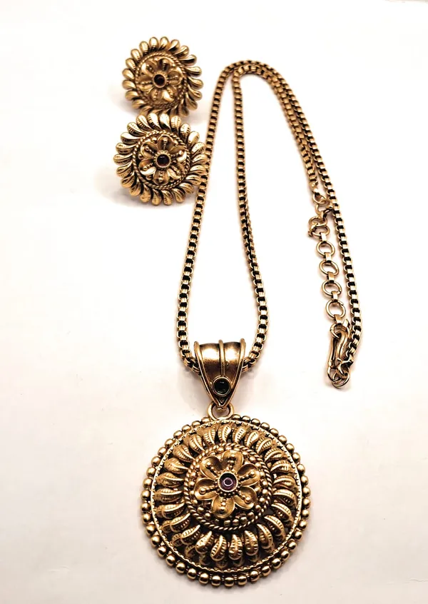 Gold_Polished_Alloy_And_Gold_Plated_Premium_Pendant_Set_For_Women