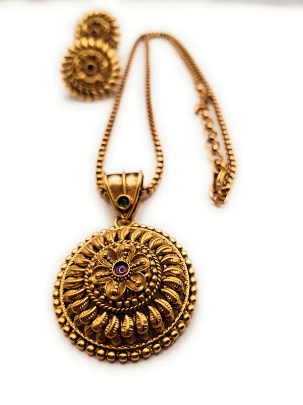 Gold_Polished_Alloy_And_Gold_Plated_Premium_Pendant_Set_For_Women