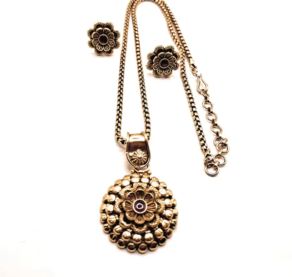 Red_Alloy_And_Gold_Plated_Premium_Pendant_Set_For_Women