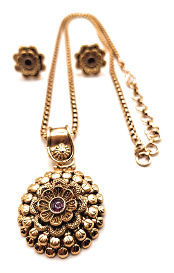 Red_Alloy_And_Gold_Plated_Premium_Pendant_Set_For_Women