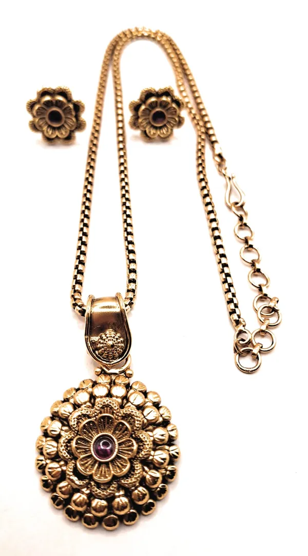 Red_Alloy_And_Gold_Plated_Premium_Pendant_Set_For_Women