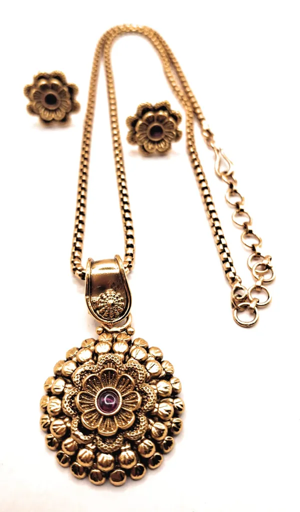 Red_Alloy_And_Gold_Plated_Premium_Pendant_Set_For_Women
