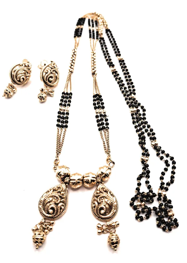 Gold_Alloy_And_Gold_Plated_And_Kundan_And_Black_Beads_Premium_Mangalsutra_Set_For_Women