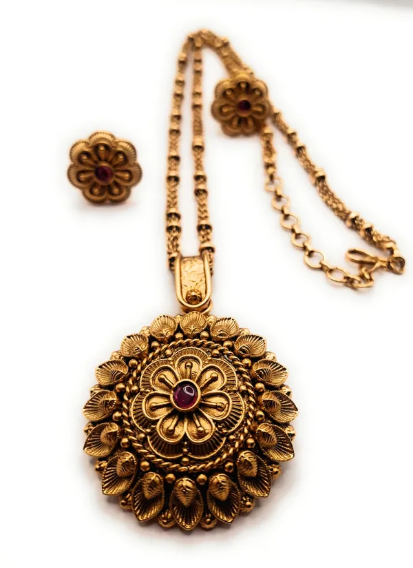 Gold_Alloy_And_Gold_Plated_Premium_Pendant_Set_For_Women