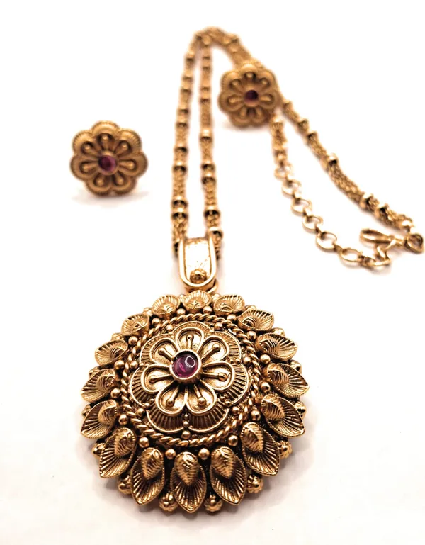 Gold_Alloy_And_Gold_Plated_Premium_Pendant_Set_For_Women