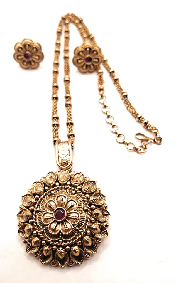 Gold_Alloy_And_Gold_Plated_Premium_Pendant_Set_For_Women