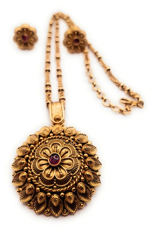 Gold_Alloy_And_Gold_Plated_Premium_Pendant_Set_For_Women