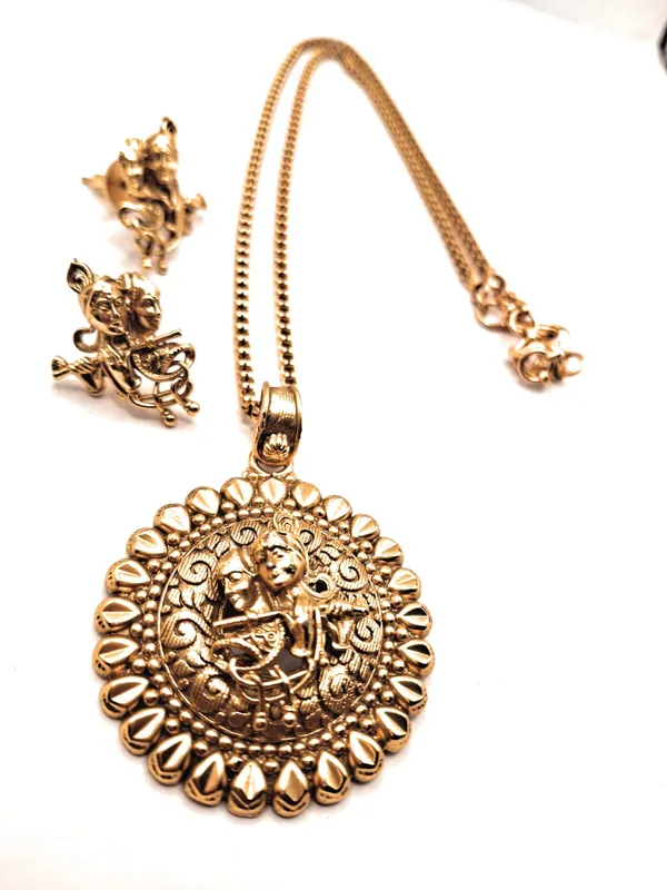 Gold_Polished_Alloy_And_Gold_Plated_Premium_Pendant_Set_For_Women