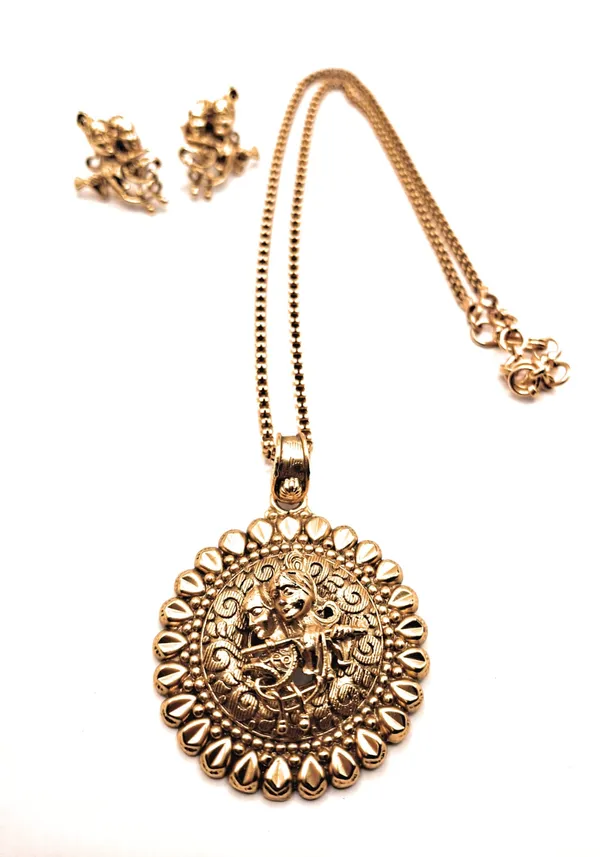 Gold_Polished_Alloy_And_Gold_Plated_Premium_Pendant_Set_For_Women