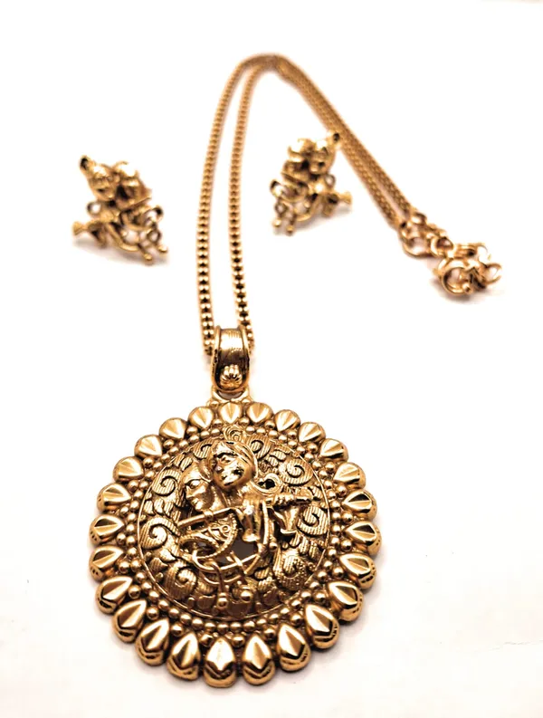 Gold_Polished_Alloy_And_Gold_Plated_Premium_Pendant_Set_For_Women