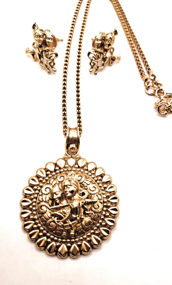 Gold_Polished_Alloy_And_Gold_Plated_Premium_Pendant_Set_For_Women