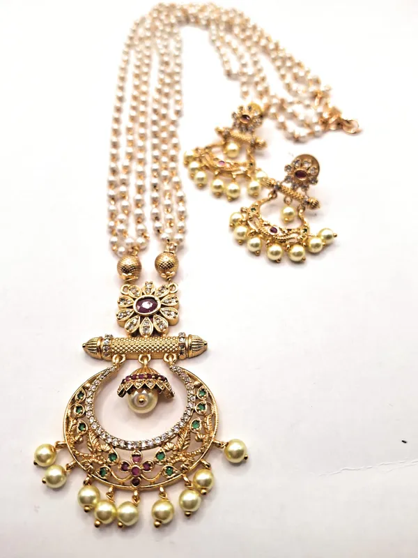 Pearl_Alloy_And_Gold_Plated_And_Pearl_Premium_Pendant_Set_For_Women