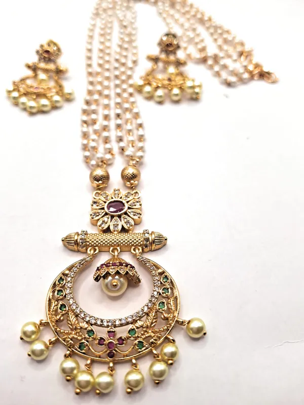 Pearl_Alloy_And_Gold_Plated_And_Pearl_Premium_Pendant_Set_For_Women