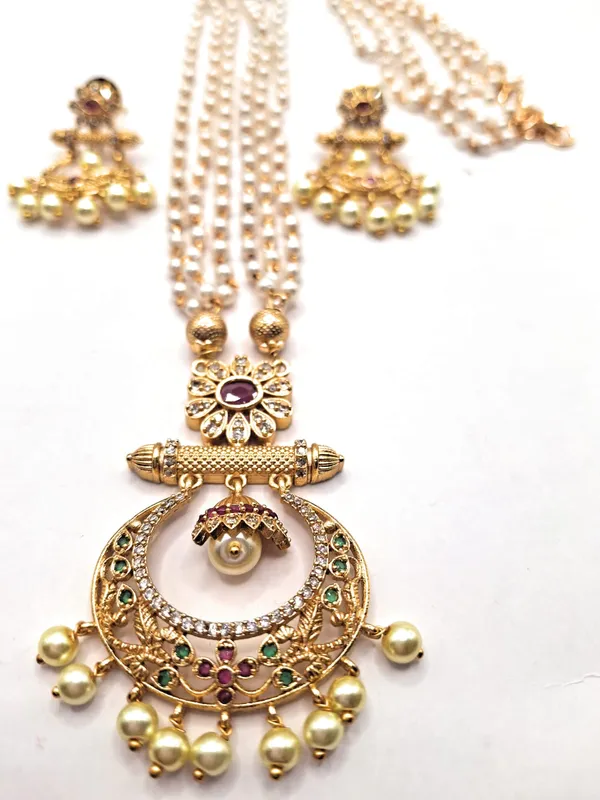 Pearl_Alloy_And_Gold_Plated_And_Pearl_Premium_Pendant_Set_For_Women