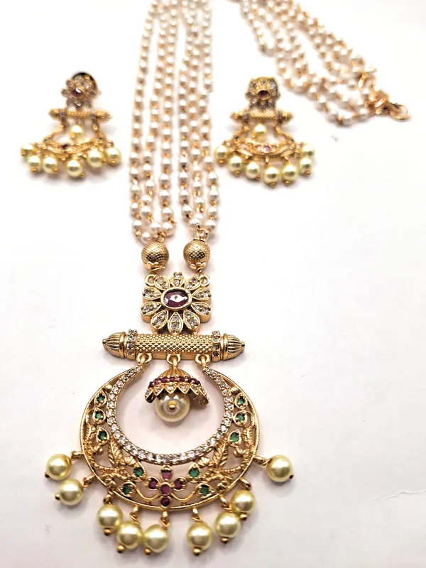 Pearl_Alloy_And_Gold_Plated_And_Pearl_Premium_Pendant_Set_For_Women