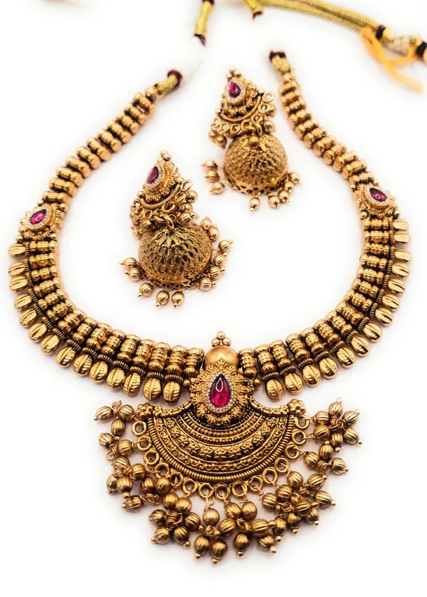 Gold_Alloy_And_Gold_Plated_Premium_Jewellery_Set_For_Women