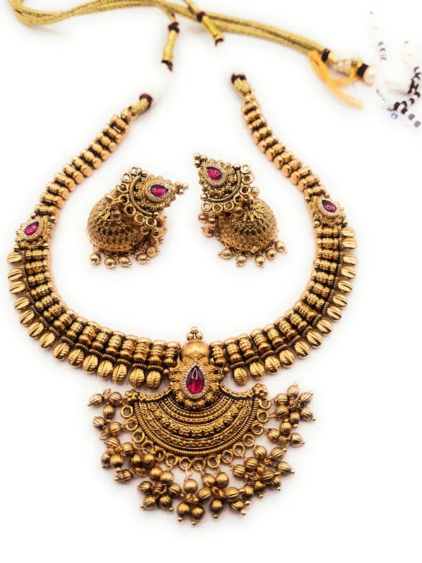 Gold_Alloy_And_Gold_Plated_Premium_Jewellery_Set_For_Women