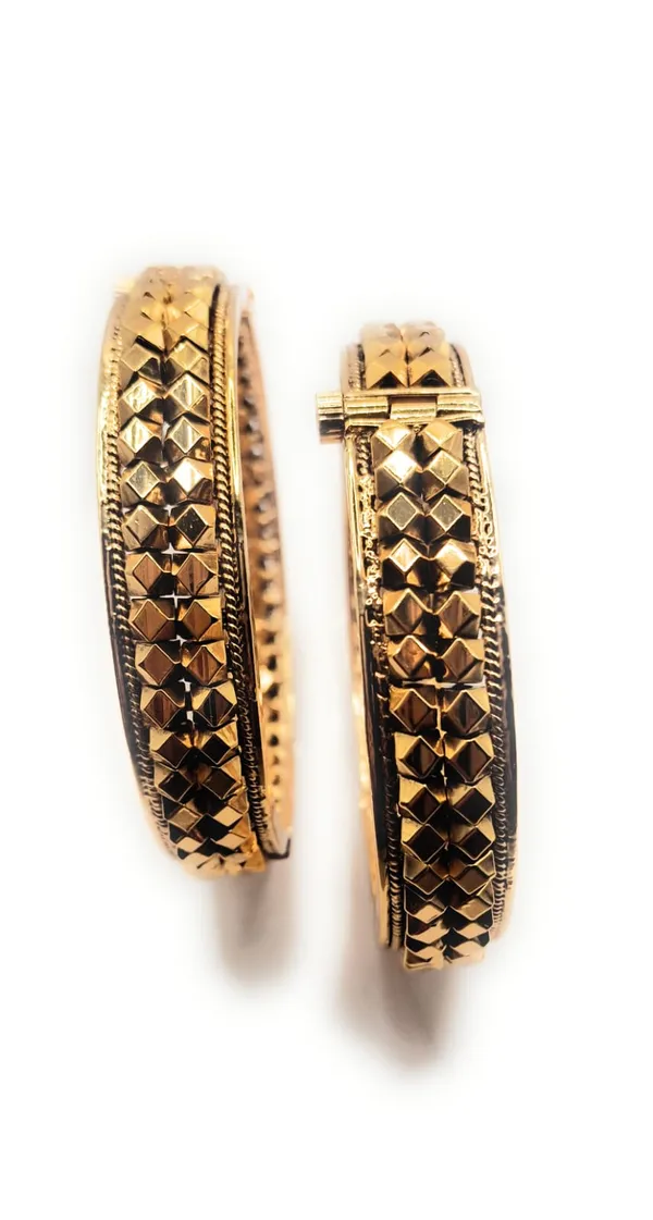 Gold_Polished_Alloy_And_Gold_Plated_Premium_Bangles_For_Women