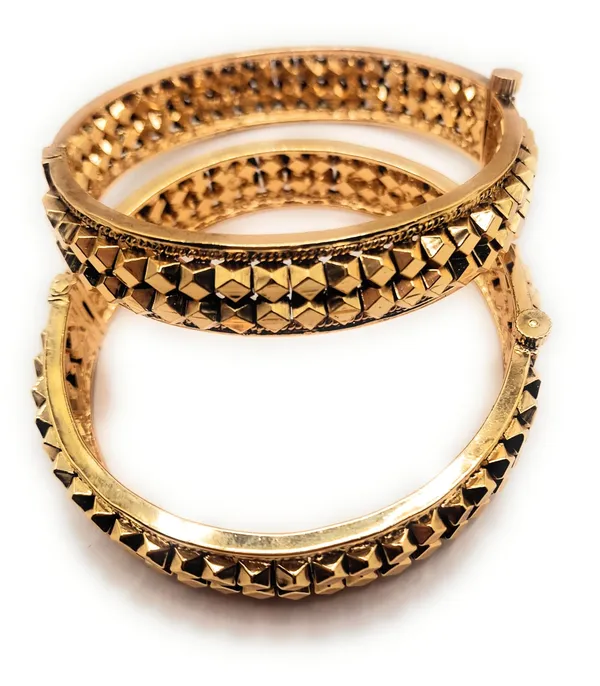 Gold_Polished_Alloy_And_Gold_Plated_Premium_Bangles_For_Women