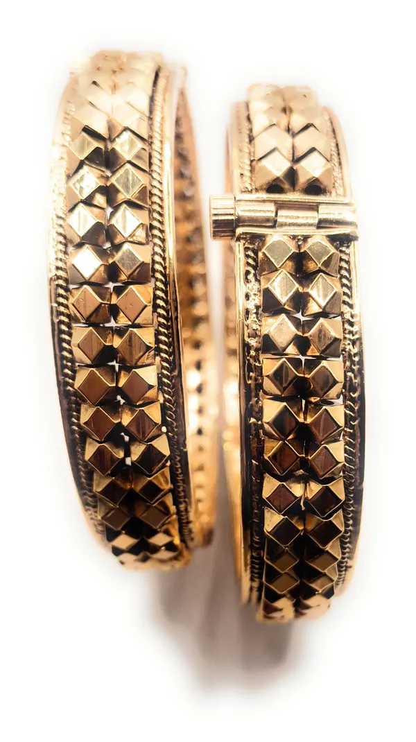 Gold_Polished_Alloy_And_Gold_Plated_Premium_Bangles_For_Women