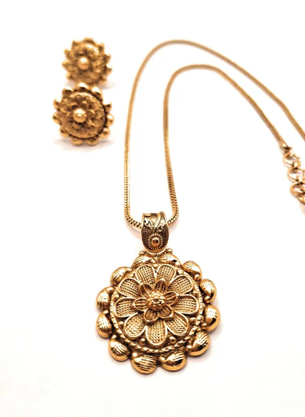 Gold_Polished_Alloy_And_Gold_Plated_Premium_Pendant_Set_For_Women