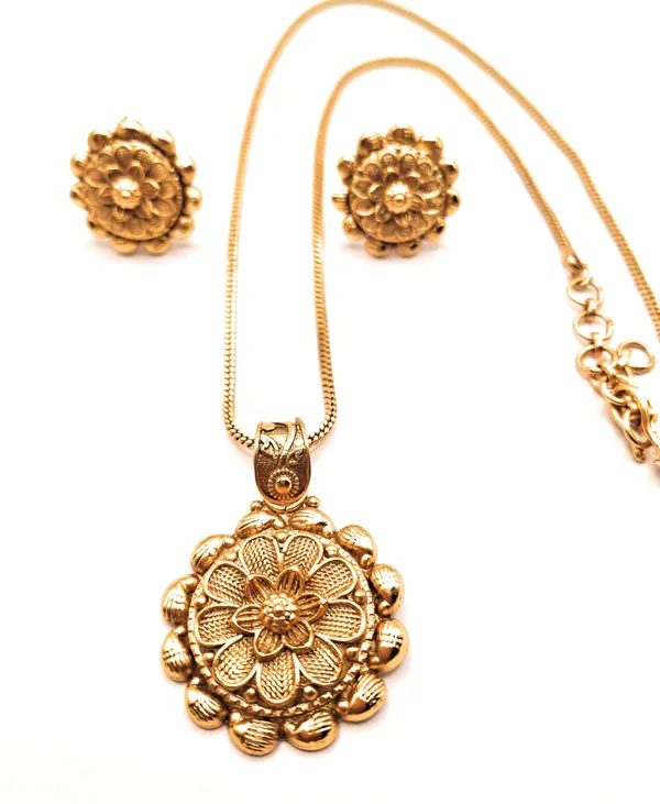 Gold_Polished_Alloy_And_Gold_Plated_Premium_Pendant_Set_For_Women