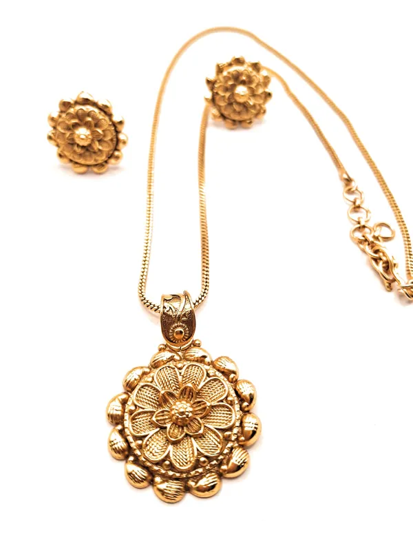 Gold_Polished_Alloy_And_Gold_Plated_Premium_Pendant_Set_For_Women